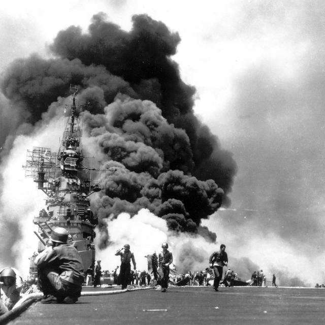 11 mai 1945, le porte-avion USS Bunker Hill est sévèrement touché par deux avions kamikazes japonais. [Keystone - AP Photo]