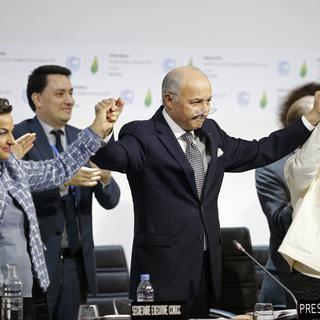Le ministre français des Affaires étrangères et président de la COP21, Laurent Fabius, célèbre l'adoption de l'accord. [Reuters - Stephane Mahe]