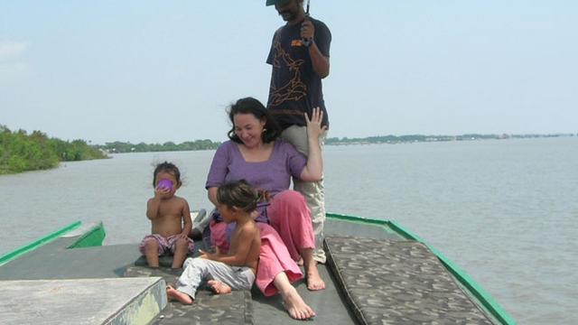 A bord de l’Emma, Elizabeth, Rubaiyat "Mowgli", Dylan et Amaya Farhni Mansur en route vers les Sundarbans. [Marion Urban]