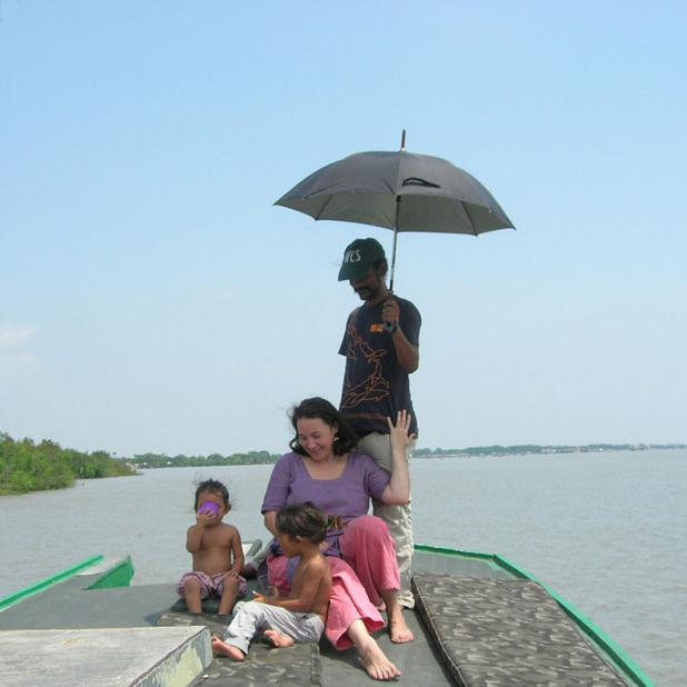 A bord de l’Emma, Elizabeth, Rubaiyat "Mowgli", Dylan et Amaya Farhni Mansur en route vers les Sundarbans. [Marion Urban]