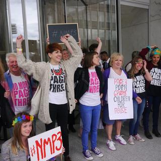 Le groupe "No More Page 3" qui manifestait ici en août 2014 à Londres, a fini par gagner son combat. Le journal "The Sun" ne publiera plus de photographie de femme les seins nus en page 3. [AFP - Philip Robins]