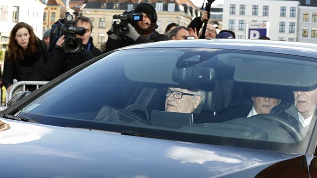 Dominique Strauss-Kahn à son arrivé à son procès lundi à Lille (ici caché à l'arrière de sa limousine). [Pascal Rossignol]