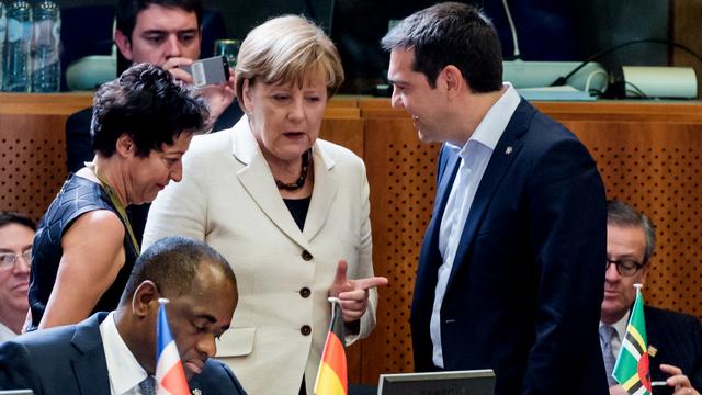 La chancelière allemande Angela Merkel et le Premier ministre grec Alexis Tsipras à Bruxelles mercredi. [Keystone - AP Photo/Geert Vanden Wijngaert]