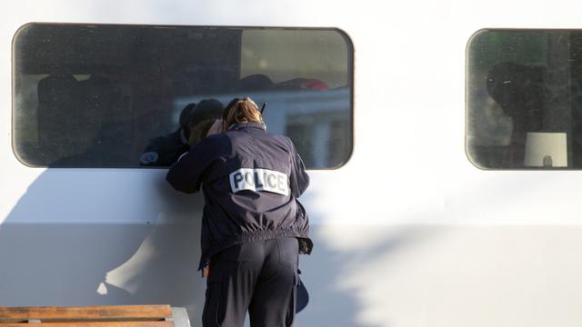 Le Thalys Amsterdam-Paris examiné par la police en gare d'Arras, au lendemain des "événements", samedi 22 août 2015. [AP Photo/Virginia Mayo]