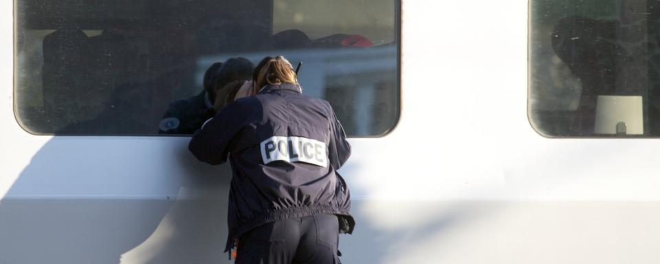 Le Thalys Amsterdam-Paris examiné par la police en gare d'Arras, au lendemain des "événements", samedi 22 août 2015. [AP Photo/Virginia Mayo]