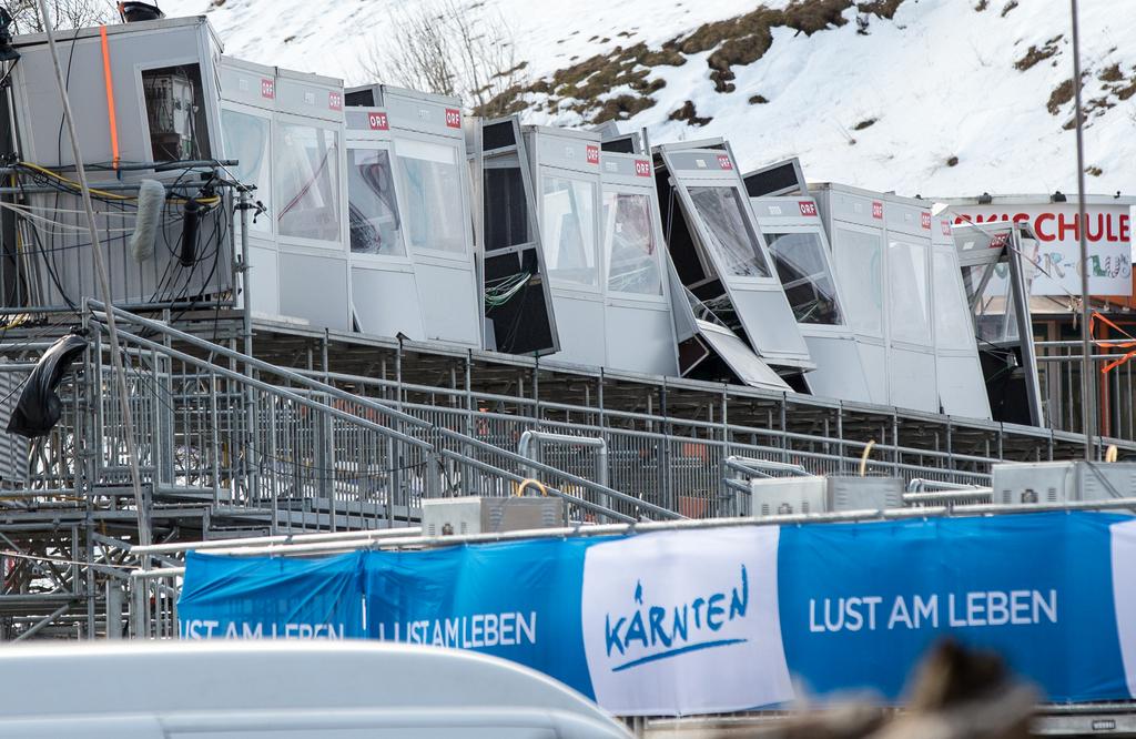 Les cabines de commentateurs ont subi des dégâts en raison du fort vent. [KEYSTONE - Johann Groder]