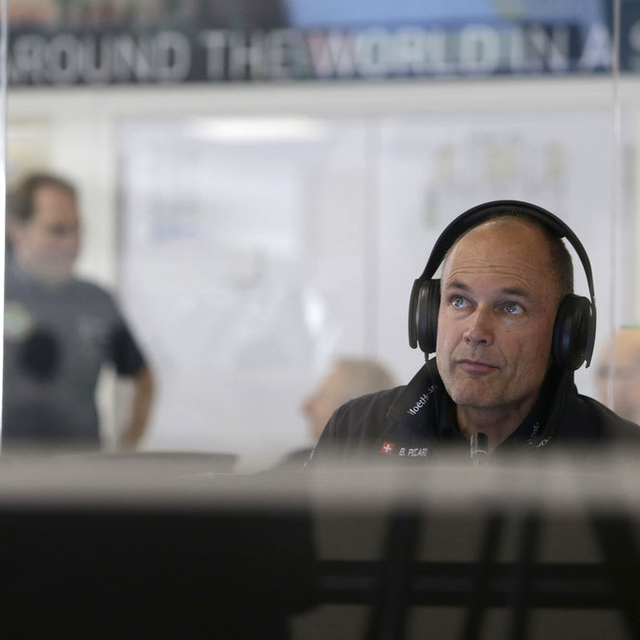 Bertrand Piccard au centre de contrôle de Monaco, ce lundi 1er juin 2015. [AP/Keystone - Lionel Cironneau]