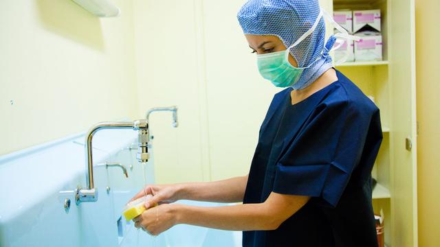 A l’occasion de la journée mondiale de l’hygiène des mains, l’OMS invite les patients et leur famille à promouvoir le message "Je mérite des soins propres". [AFP - Garo-Phanie]