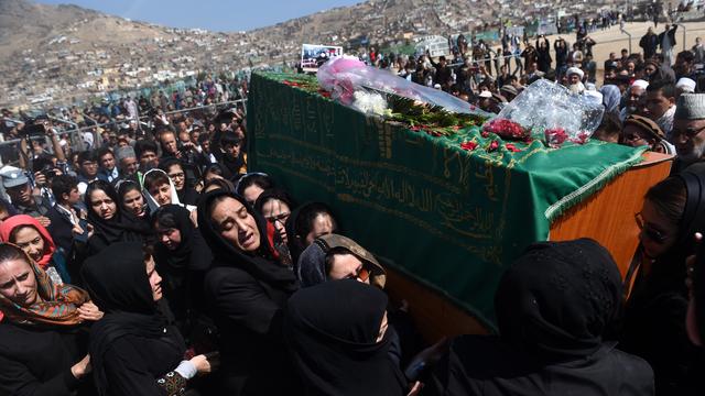 Fait rare en Afghanistan, ce sont des femmes, activistes membres de la société civile qui ont porté au cimetière le cercueil de la victime. [AFP - WAKIL KOHSAR]