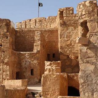 Le pavillon du groupe Etat islamique est hissé sur la citadelle de Palmyre, selon les images de propagande diffusées par l'EI.
