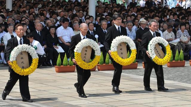 Des responsables japonais, dont le maire de Nagasaki (2e depuis la droite) lors de la cérémonie. [Japan Out - Jiji Press]