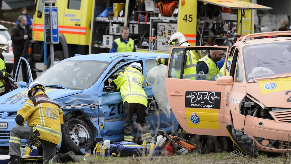 Des secouristes s'affairent autour de blessés fictifs après un crash test au Mont-sur-Lausanne. [Laurent Gillieron]