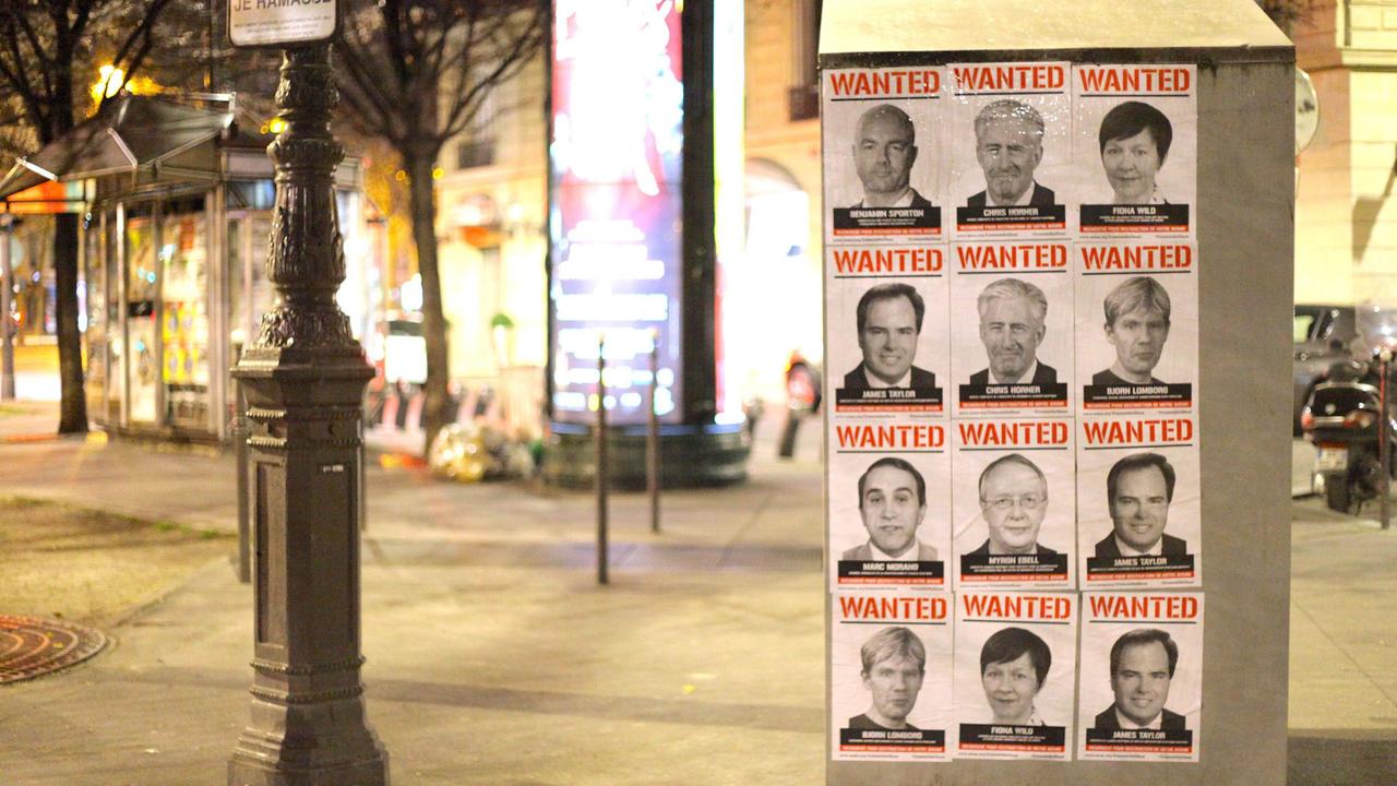 Les affiches de l'ONG Avaaz dans les rues parisiennes. [Avaaz/Notimex/AFP]