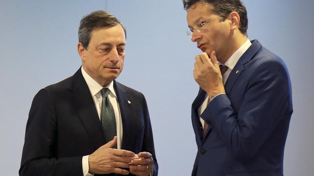 Le président de l'Eurogroup, Jeroen Dijsselbloem, et le président de la BCE, Mario Draghi, ne sont pas convaincus des efforts de la Grèce en termes de réformes économiques. [KEYSTONE - Dmitris Sulzics/F64 Photo Agency via AP]