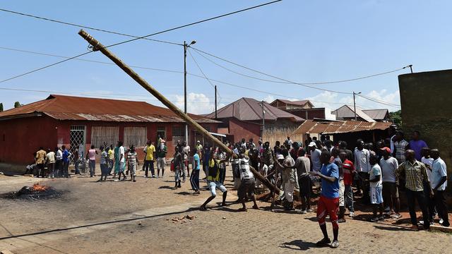 Les manifestants érigent des barricades dans le quartier de Ngaragara à Bujumbura. [AFP Photo - Carl De Souza]