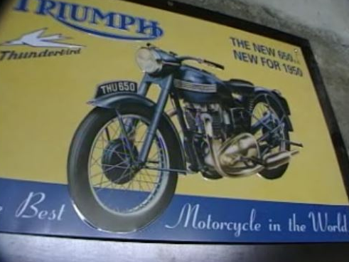 Affiche d'une moto Triumph. [RTS]