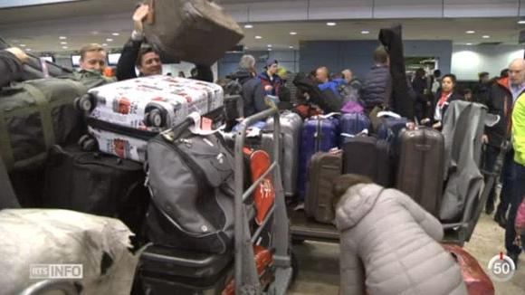 Les bagages ont dû être triés par destination et chargés sur des chariots.