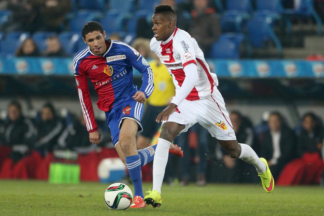 Edimilson Fernandes (ici au duel avec Mohamed El Nenny) a l'occasion d'écrire l'histoire comme son cousin, neuf ans avant lui. [Marc Schumacher]