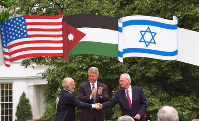 Signature du traité de paix entre la Jordanie et Israël. Le Roi Hussein et le Premier ministre israélien Yitzhak Rabin se serrent la main à Washington. [eurojewcong.org]