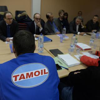Une rencontre tripartite a eu lieu jeudi entre une délégation du personnel et de syndicats, et des membres de la direction de Tamoil. [Keystone - Maxime Schmid]