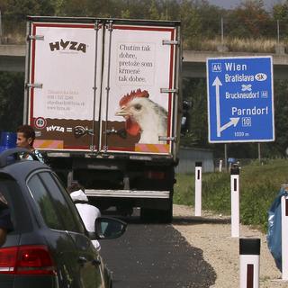 Le camion a été retrouvé en bordure de l'autoroute au niveau de la ville de Parndorf. [AP Photo/Keystone - Ronald Zak]