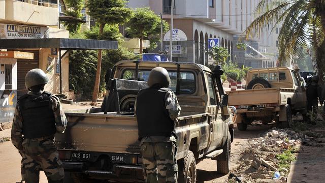 Les forces maliennes postées à l'extérieur du Radisson Blu de Bamako pendant la prise d'otages vendredi.