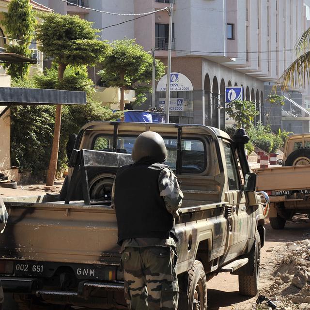 Les forces maliennes postées à l'extérieur du Radisson Blu de Bamako pendant la prise d'otages vendredi.