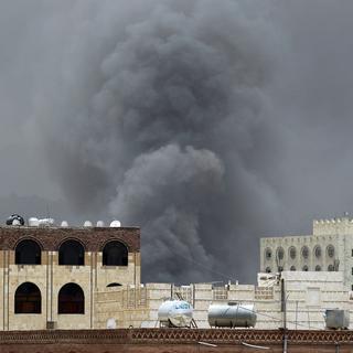 Les bombardements de la coalition emmenée par l'Arabie saoudite se poursuivent sur Sanaa. [AFP - Mohammed Huwais]