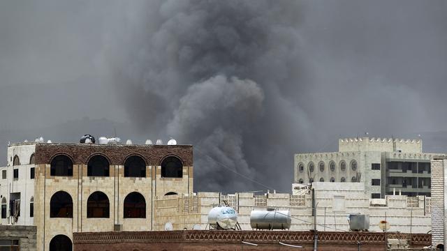 Les bombardements de la coalition emmenée par l'Arabie saoudite se poursuivent sur Sanaa. [AFP - Mohammed Huwais]