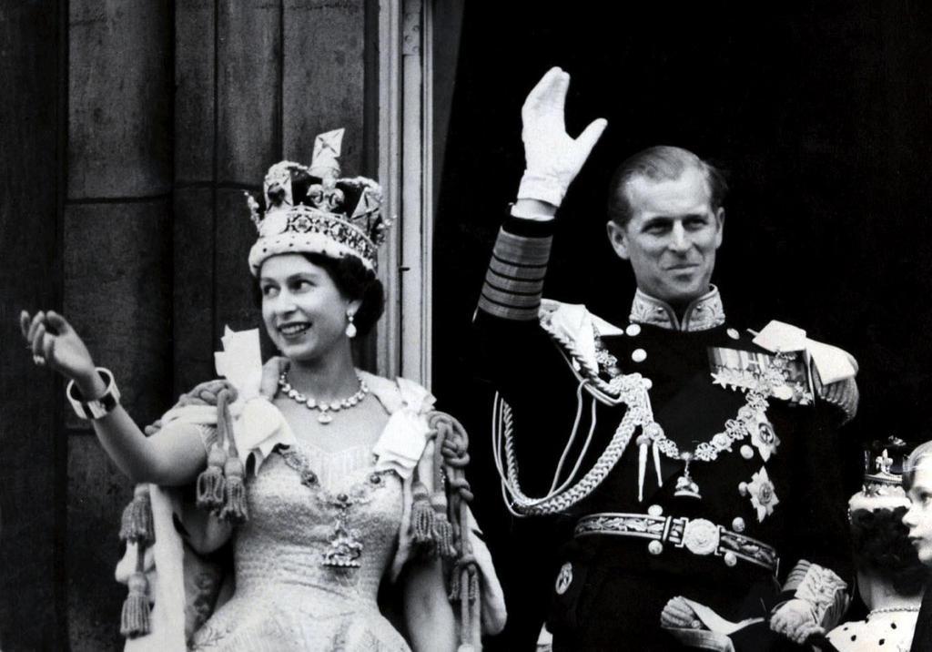 Elizabeth II, aux côtés de son mari Philip Mountbatten, duc d'Edimbourg, lors de son couronnement le 2 juin 1953, seize mois après son accession au trône. [KEYSTONE - EPA PHOTO]