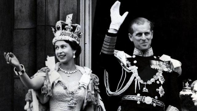 Elizabeth II, aux côtés de son mari Philip Mountbatten, duc d'Edimbourg, lors de son couronnement le 2 juin 1953, seize mois après son accession au trône. [KEYSTONE - EPA PHOTO]