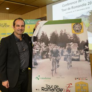 Richard Chassot, directeur du Tour de Romandie, présente la nouvelle affiche du Tour de Romandie 2016. [key - Jean-Christophe Bott]