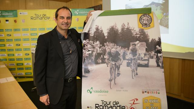 Richard Chassot, directeur du Tour de Romandie, présente la nouvelle affiche du Tour de Romandie 2016. [key - Jean-Christophe Bott]