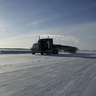 La route hivernale de glace entre Tibbett et Contwoyto est menacée par le réchauffement. [Reuters - Cameron French]