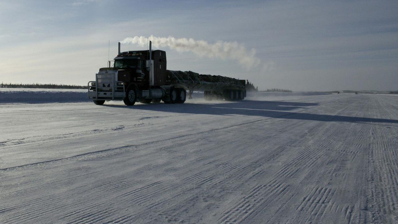 La route hivernale de glace entre Tibbett et Contwoyto est menacée par le réchauffement. [Reuters - Cameron French]