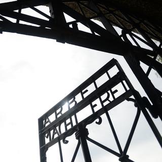 L'inscription "Le travail rend libre" à l'entrée du camp de Dachau. [Andreas Gebert/dpa]