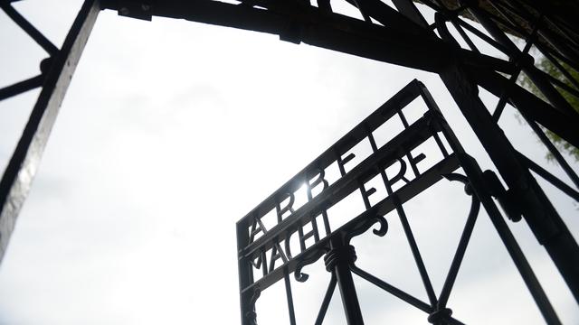L'inscription "Le travail rend libre" à l'entrée du camp de Dachau. [Andreas Gebert/dpa]