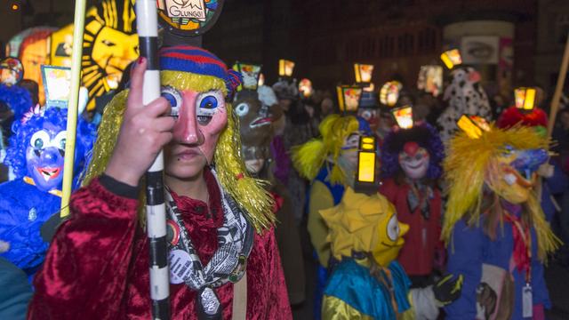 Petits et grands étaient ont participé au "Morgestraich" à Bâle ce lundi matin. [Keystone - Georgios Kefalas]