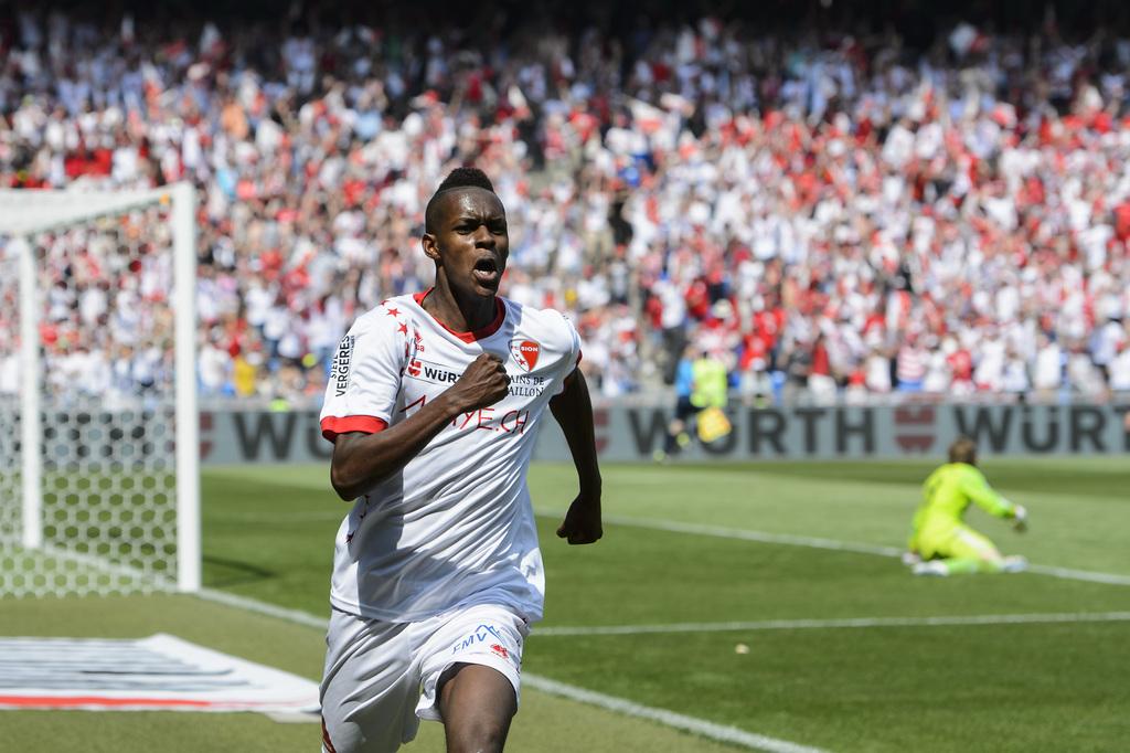 Pur produit du club, Edimilson Fernandes a inscrit le 2e but sédunois au Parc St-Jacques. [Keystone - Jean-Christophe Bott]