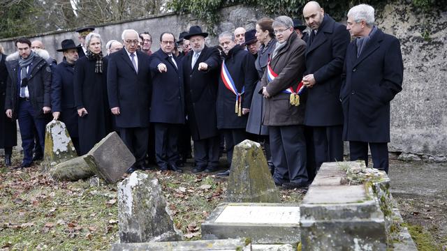 Le président français François Hollande s'est rendu mardi sur les lieux des profanations. [AFP]