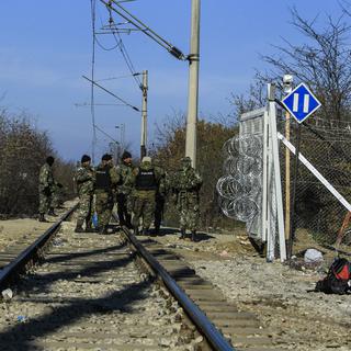 Une barrière posée à la frontière entre la Grèce et la Macédoine près du village d'Idomeni. [SOOC/AFP - Dimitri Messinis]