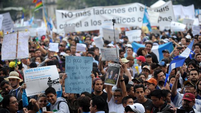 Avant la manifestation des dizaines de personnes ont prié sur la place centrale, "pour le Guatemala" et pour que le rassemblement se déroule sans incidents. [AFP - Johan ORDONEZ]