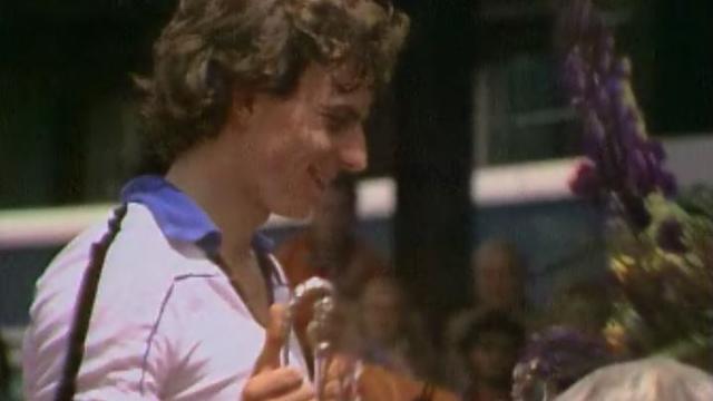 Le joueur de tennis Heinz Günthardt s'apprête à soulever le trophée de l'Open de tennis de Gstaad. [RTS]
