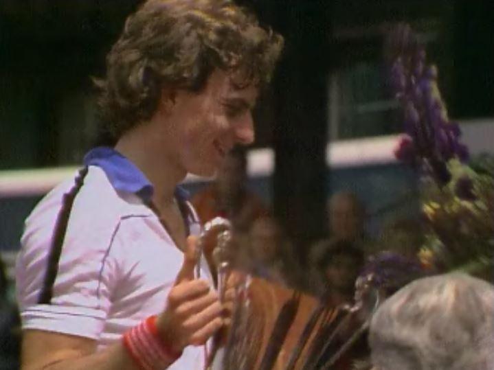 Le joueur de tennis Heinz Günthardt s'apprête à soulever le trophée de l'Open de tennis de Gstaad. [RTS]