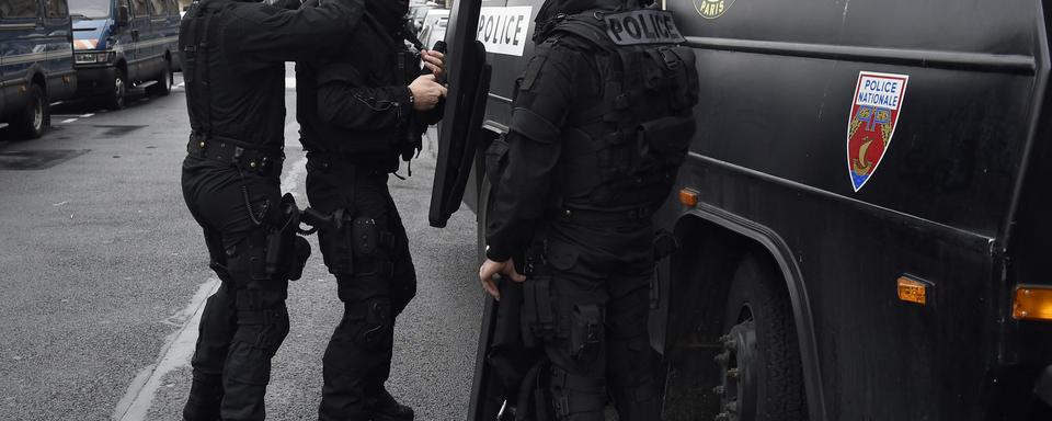 Des policiers de la BRI sur le point de partie en opération jeudi matin. [Eric Feferberg]