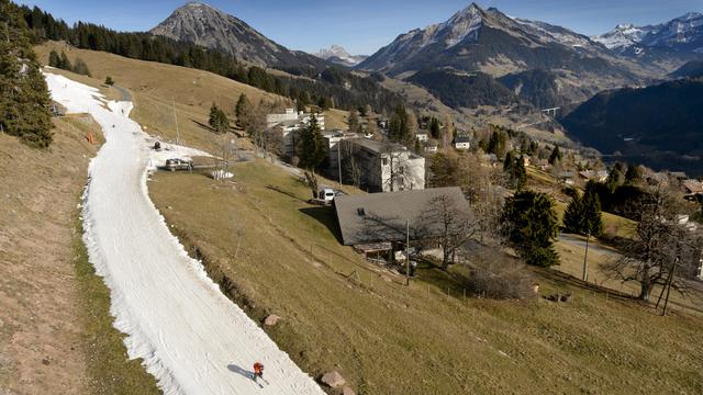 Même lorsque les pistes sont ouvertes, il s'agit bien souvent de neige artificielle, comme ici à Leysin le 24 décembre. [Laurent Gillieron]