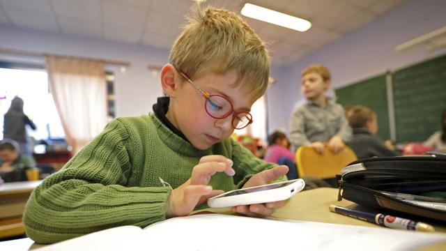 A Moutier, chaque matin, les élèves des écoles enfantines et primaires doivent remettre leurs téléphones portables avant d'entrer en classe. [Philippe Huguen]