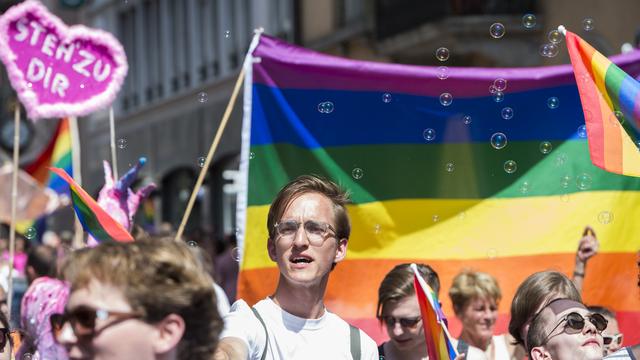 Le mariage devrait être ouvert aux couples homosexuels, estime le Parlement (photo d'illustration). [Dominic Steinmann]