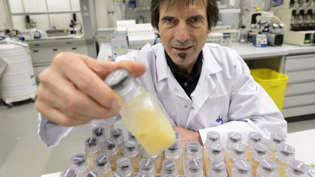 Martial Saugy dans le Laboratoire suisse d'analyse et dopage, le 11 janvier 2013. [Keystone - Laurent Gillieron]