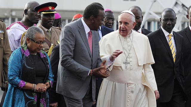 Le pape François a été accueilli par le président kényan Uhuru Kenyatta. [Simon Maina]